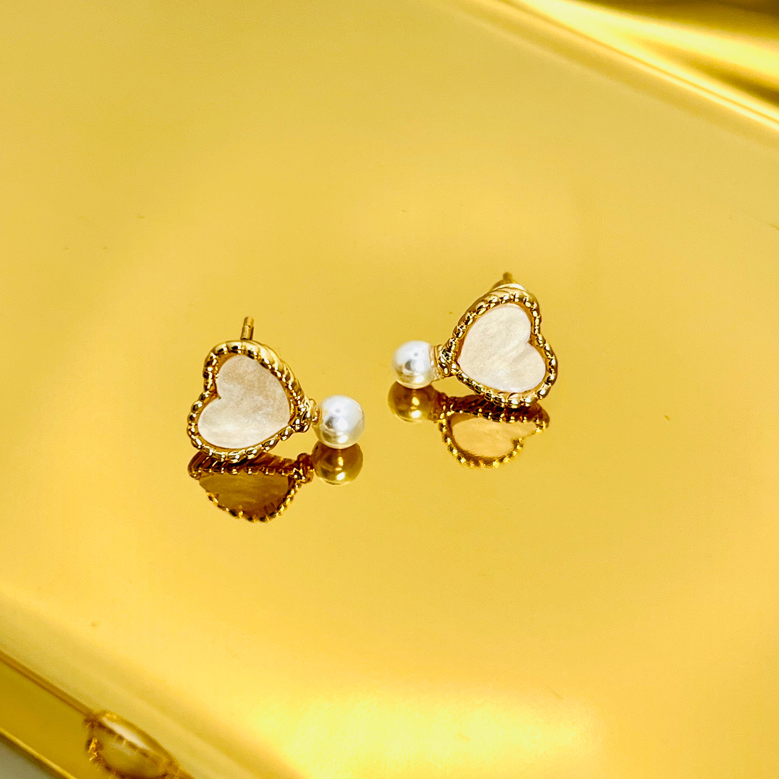 Aretes de Corazón Blanco con Detalle de Perla