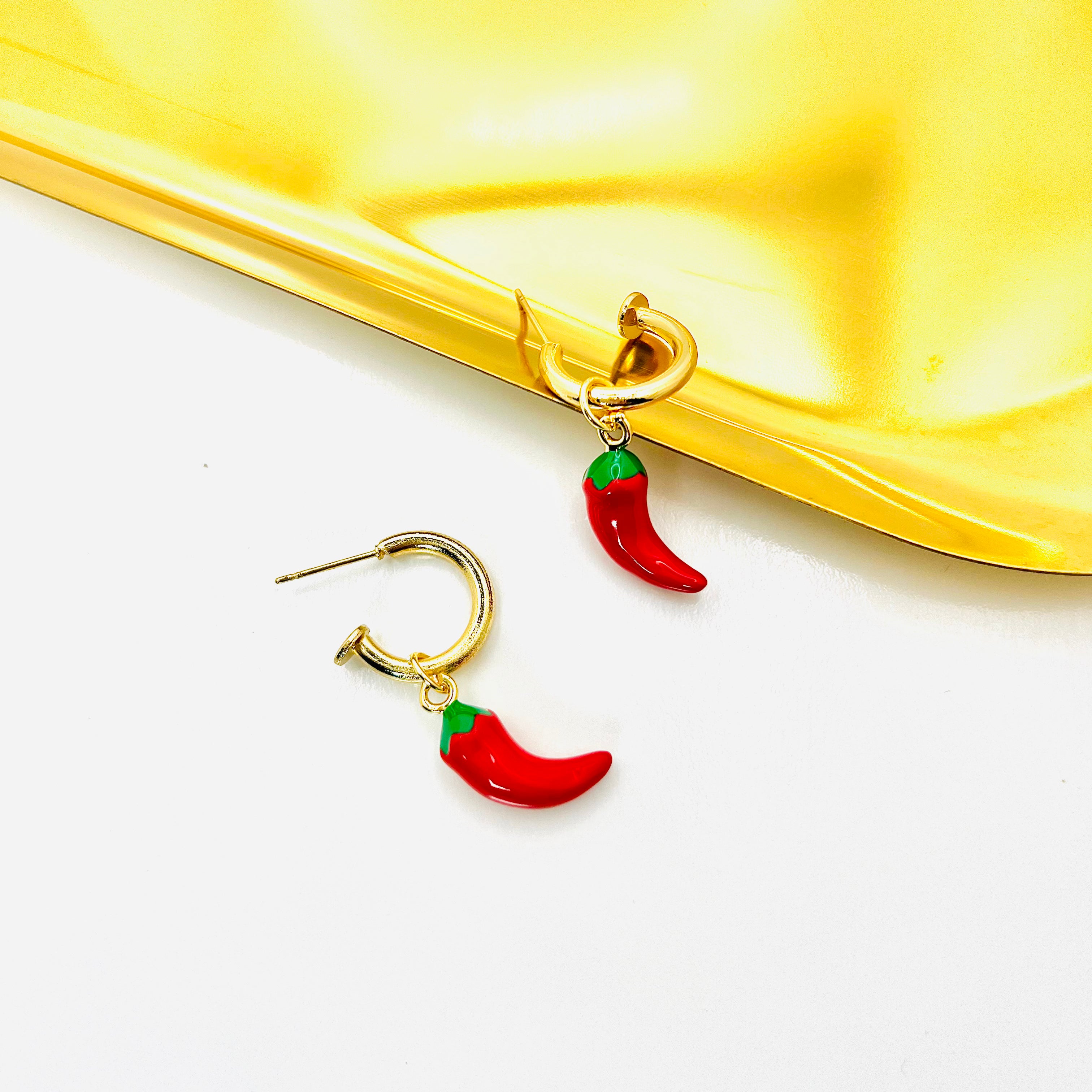 Aretes Dorados con dije de Chile Rojo