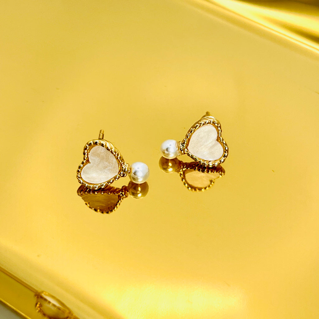 Aretes de Corazón Blanco con Detalle de Perla